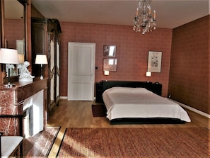 4 bedrooms, iron/ironing board, Internet, bed sheets - La Maison Louis d' Amboise: large capacity in the city center! (Albi)