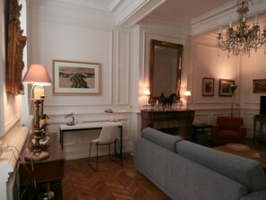 TV - La Maison Louis d' Amboise: large capacity in the city center! (Albi)