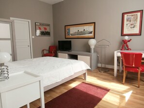 4 habitaciones, tabla de planchar con plancha, internet y ropa de cama 
