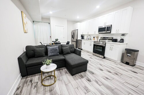 Cozy 2BR/2BA in East Parkside with queen beds, full kitchen, smart TV—minutes from Zoo, museums, and Center City.