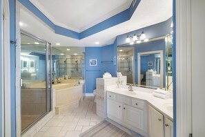 Shower, jetted bath, towels - SeaChase 702C by Liquid Life (Orange Beach)