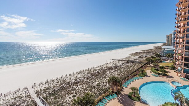 Un hotel frente a la playa con piscina, acceso directo a la orilla y vistas al océano.