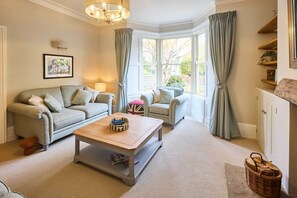 تلفزيون، مدفأة، كُتُب، مكتب