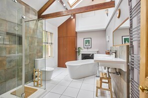 Shower, hair dryer, towels, shampoo - Host & Stay | Hextol Retreat (Hexham)