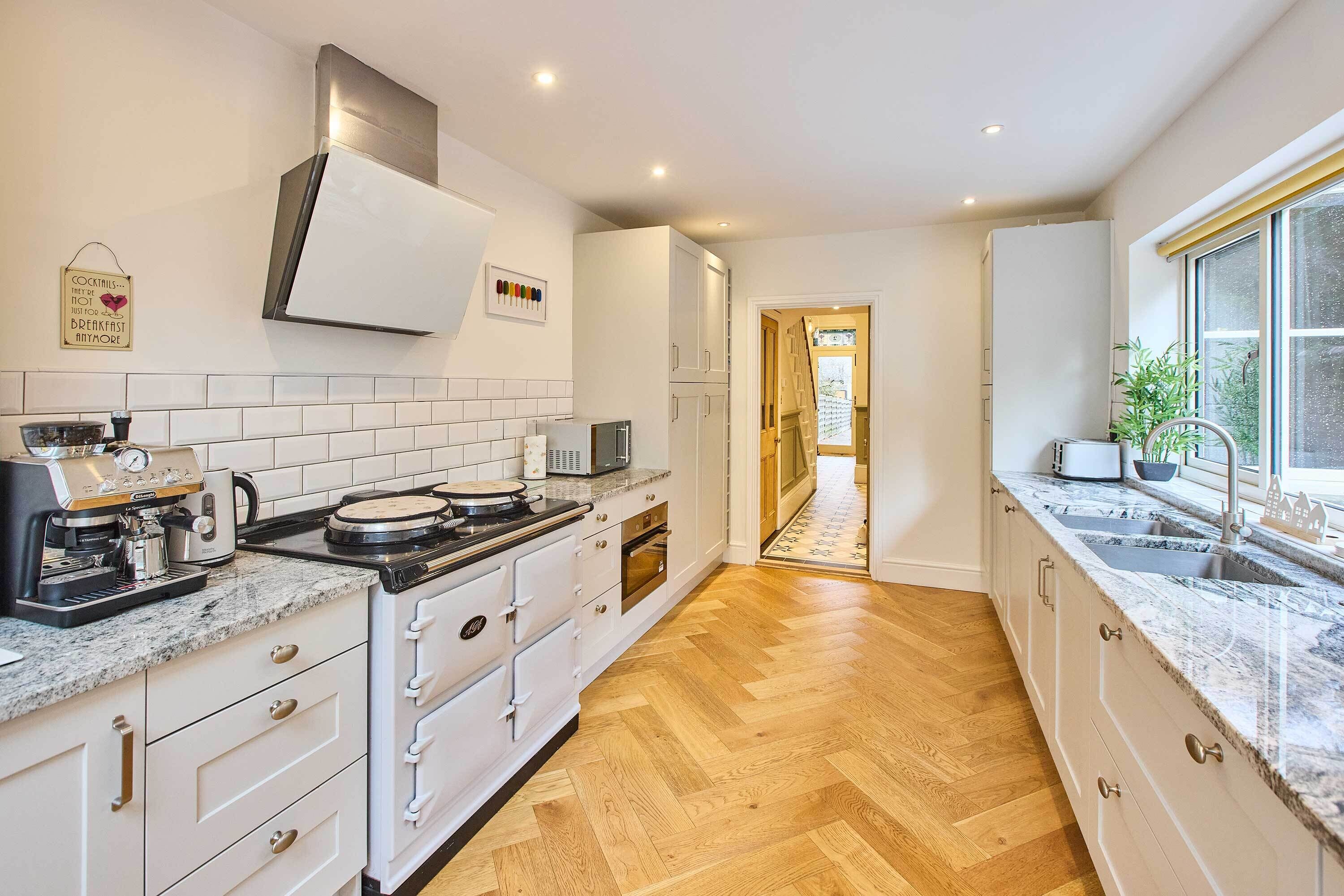 ثلاجة، ميكروويف، فرن، موقد طهي مسطح