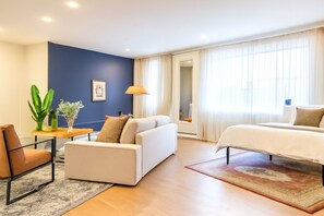 Smart TV, offices - Conveniently located 2 BR apartment with 1 bath free Wi-Fi and washer/dryer ideal for work trips or getaways (Philadelphia)