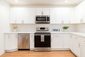 ثلاجة، ميكروويف، فرن، موقد طهي مسطح