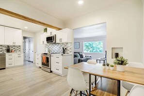 Fridge, microwave, oven, stovetop - Outdoor Deck and BBQ Grill near Garden of the Gods (Colorado Springs)