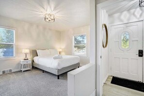 2 bedrooms, desk, WiFi, bed sheets - Outdoor Deck and BBQ Grill near Garden of the Gods (Colorado Springs)