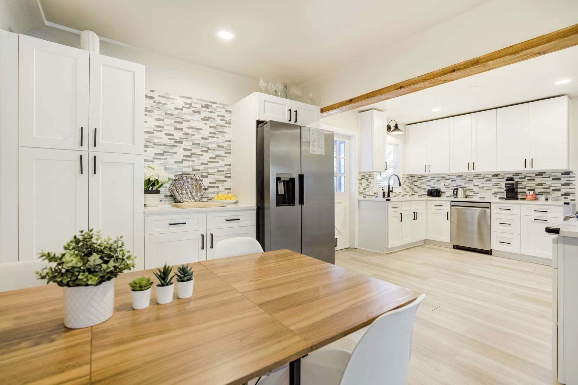 Kjøleskap, mikrobølgeovn, ovn og kokeplater