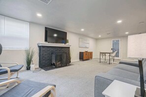 Televisión, chimenea y oficina 