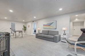 Televisión, chimenea y oficina 