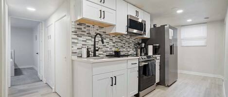 Kühlschrank, Mikrowelle, Herdplatte, Wasserkocher mit Kaffee-/Teezubehör