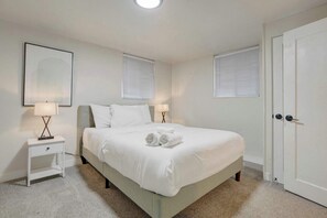 2 bedrooms, desk, WiFi, bed sheets - Deck and Grill Escape near Garden of the Gods Area (Colorado Springs)