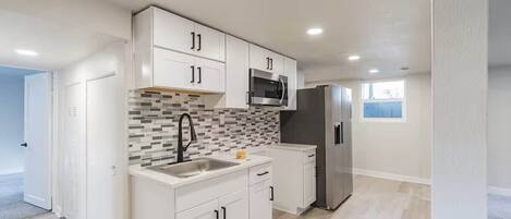 Kühlschrank, Mikrowelle, Ofen, Herdplatte