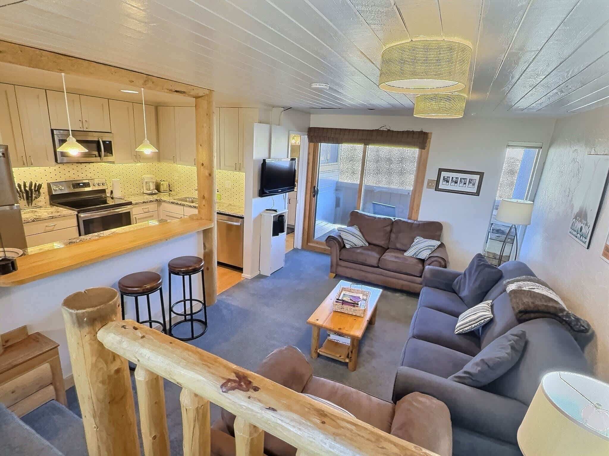 Een televisie, een open haard en boeken