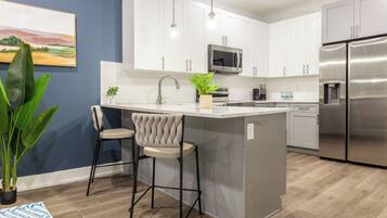 Refrigerador, microondas, horno y parrilla de estufa