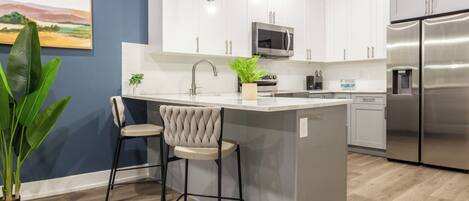 Refrigerador, microondas, horno, placa de cocina