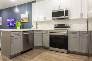 Fridge, microwave, oven, stovetop - Philly Explorer's Haven-2Bed+2BA+W/D-Temple+WiFi (Philadelphia)