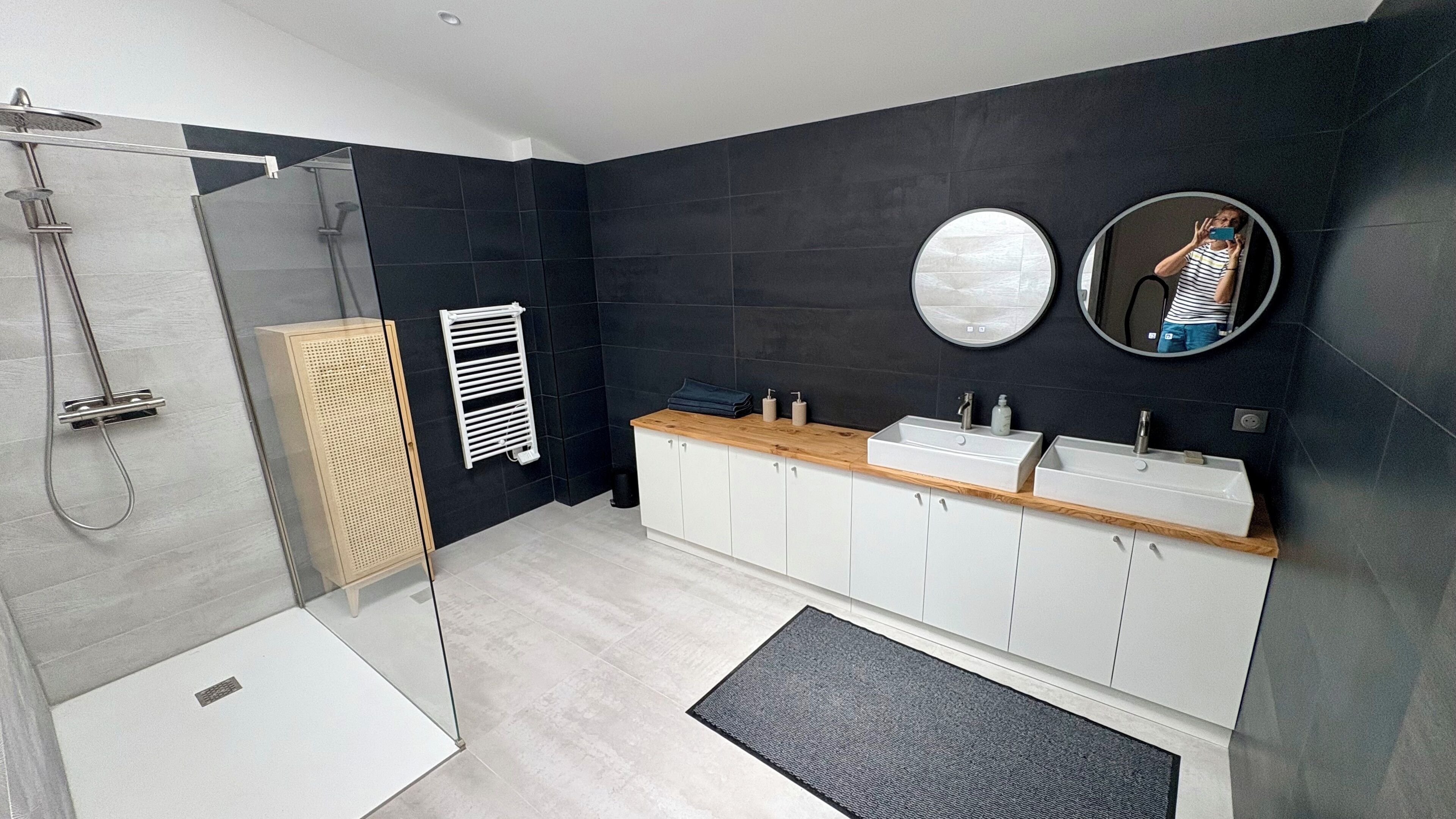 Secador de cabelo, toalhas de banho, sabonete, papel higiênico