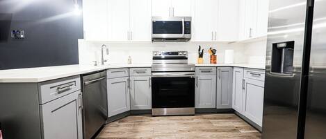 Køleskab, mikrobølgeovn, ovn, kogeplade