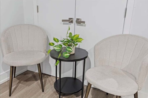 Relax in this stylish 4BR/4BA Fishtown retreat! Sleeps 8, with a game room, mini golf yard, queen beds, full kitchen, fast Wi-Fi & free street parking. Ideal for groups & families!