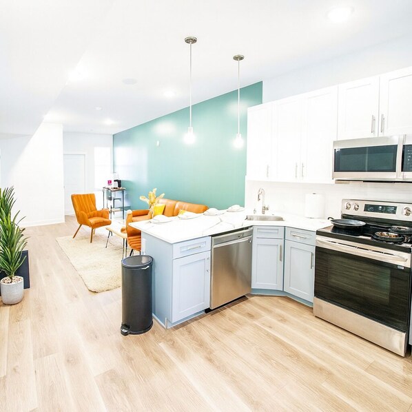 Kylskåp, mikrovågsugn, ugn och spishäll