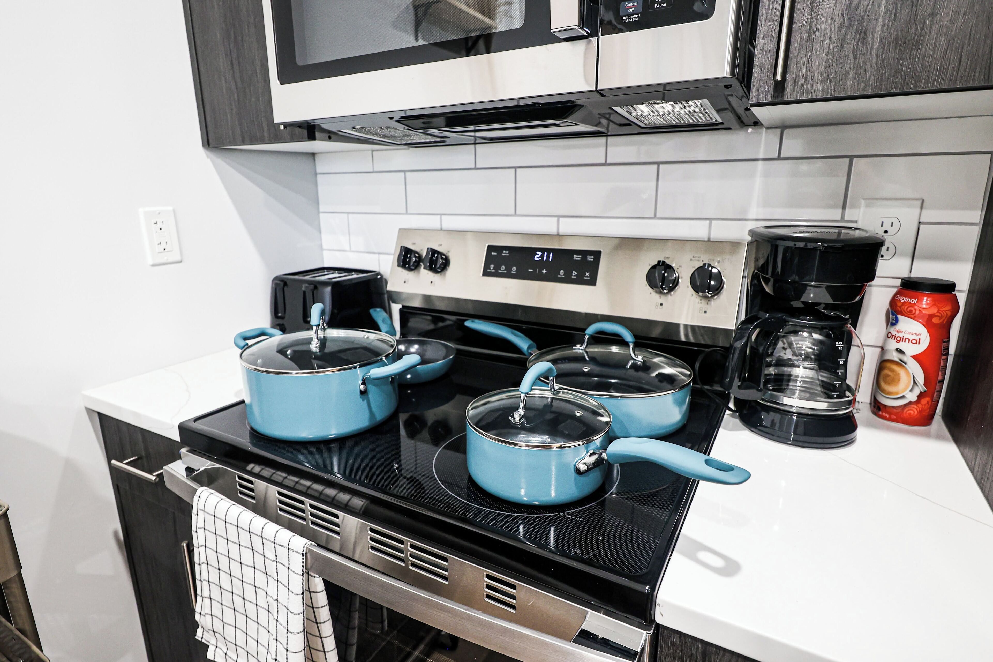 冰箱、微波炉、烤箱、炉灶