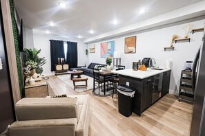 TV, offices - Cozy 3BR near Temple & Center City! Features spacious layout, central air, in-unit laundry, and easy access to Philly Zoo, UPenn & Art Museum. Great for families, students & work trips. (Philadelphia)
