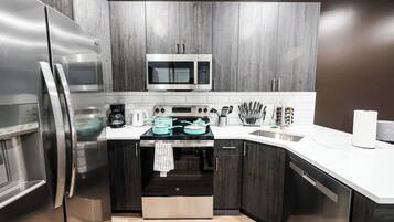 Frigorifero, microonde, forno, piano cottura