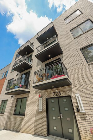 Exterior - Modern 1BR near University City & Center City! King bed, self-check-in, and prime location near schools, Parkway & more. Perfect for a stylish Philly stay (Philadelphia)