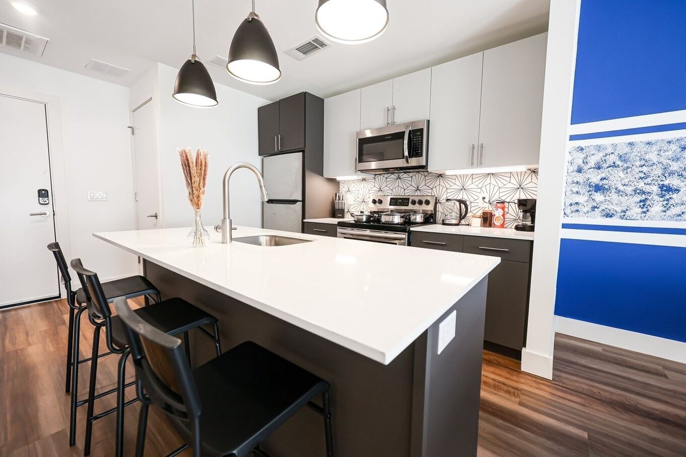 Réfrigérateur, micro-ondes, four, plaque de cuisson