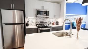 Refrigerador, microondas, horno y parrilla de estufa