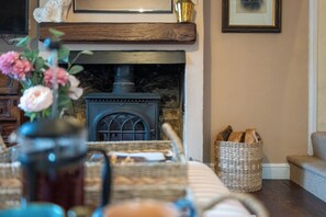 Flat-screen TV - Beautiful 2BD Cottage in the Cotswolds (Bourton-on-the-Hill)