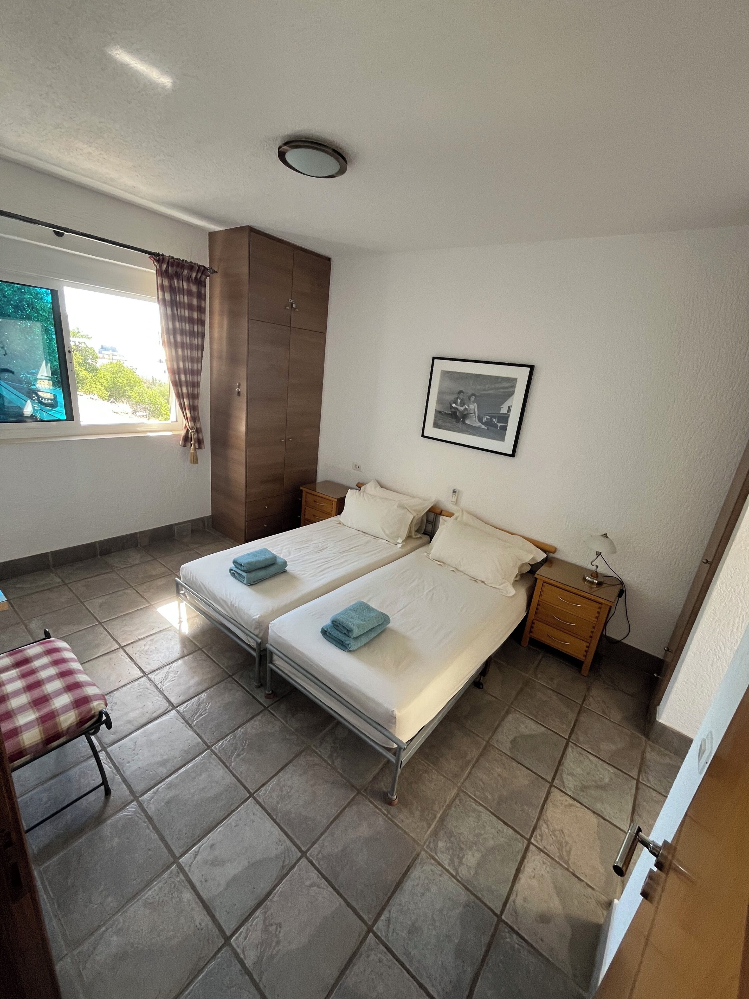 1 chambre, coffres-forts dans les chambres, fer et planche à repasser