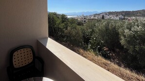 Un balcon avec vue sur la ville et les montagnes.