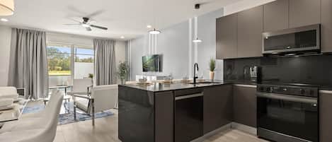 Kjøleskap, mikrobølgeovn, ovn og kokeplater