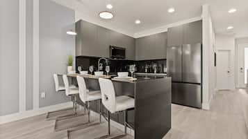 Réfrigérateur, micro-ondes, four, plaque de cuisson