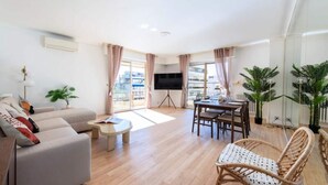 Living area - Apartment in Cannes Near La Croisette Beach (Cannes)