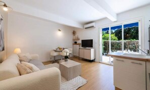 Living area - 2-room Ground-floor Apartment in a Quiet Location - Peaceful Setting (Cannes)