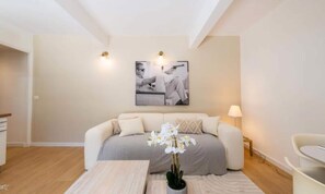 Living area - 2-room Ground-floor Apartment in a Quiet Location - Peaceful Setting (Cannes)