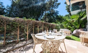 Outdoor dining - 2-room Ground-floor Apartment in a Quiet Location - Peaceful Setting (Cannes)