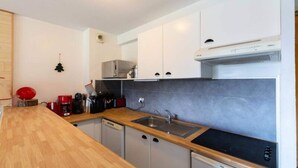 Wasserkocher mit Kaffee-/Teezubehör, Kühlschrank, Mikrowelle, Ofen