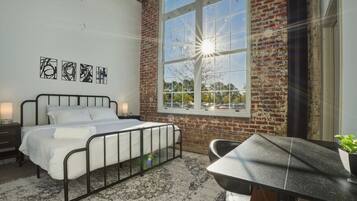 Een bureau, een strijkplank/strijkijzer, wifi, beddengoed