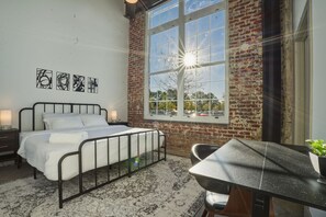 مكتب ومكواة/لوح كي وواي فاي وملاءات أسرّة