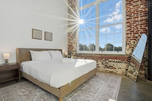 2 bedrooms, desk, iron/ironing board, WiFi - Idyllic, Comfy 2BD Apt (Greenville)