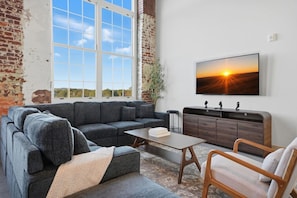 TV - Idyllic, Comfy 2BD Apt (Greenville)