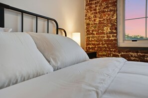 مكتب ومكواة/لوح كي وواي فاي وملاءات أسرّة