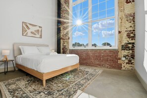 Een bureau, een strijkplank/strijkijzer, wifi, beddengoed