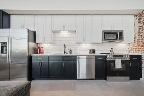 Kylskåp, mikrovågsugn, ugn och spishäll